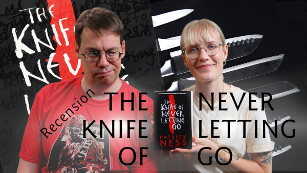 Recensenterna Amanda Landegren och Stefan Högberg håller upp ungdomsboken The Knife of Never Letting Go.