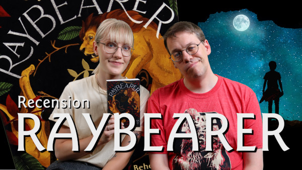 Amanda Landegren och Stefan Högberg på Fantasykanalen håller upp fantasyboken Raybearer av Jordan Ifueko.