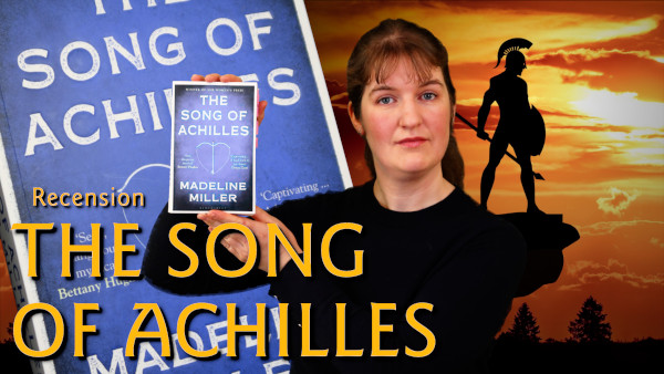 Linnea Larsson Lundh håller upp The Song of Achilles av Madeline Miller.